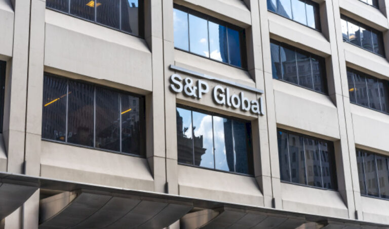 S&P rebaja calificación crediticia y alerta sobre posible pérdida de grado de inversión
