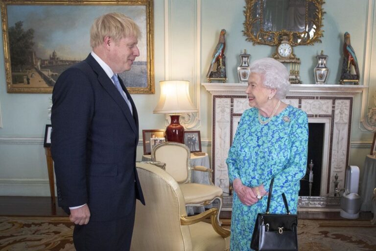 Reina Isabel II aceptó la suspensión del Parlamento para garantizar el Brexit