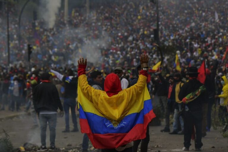 Si las barbas de tu vecino ves cortar, pon las tuyas a remojar