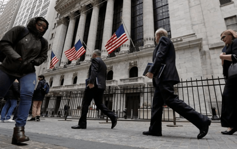 Sentimiento del consumidor estadounidense en su nivel más bajo en tres meses