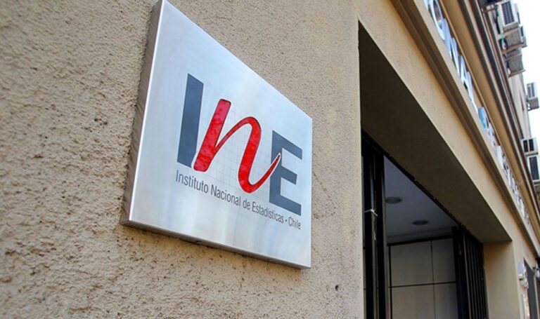 Desempleo se elevó a 9% entre febrero y abril en Chile