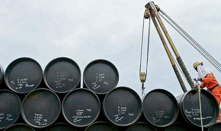 Tensiones geopolíticas y datos de inventarios impulsan el precio del crudo