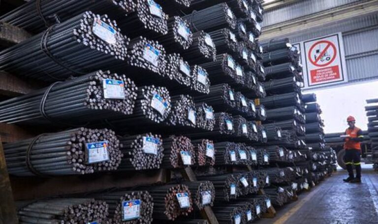 Cotización internacional del acero cae a su nivel más bajo en siete años