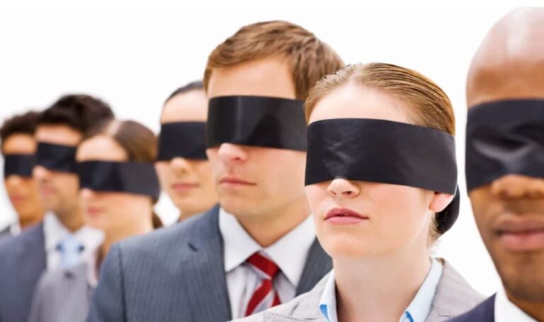 Tienen ojos y no ven, tienen oídos y no oyen