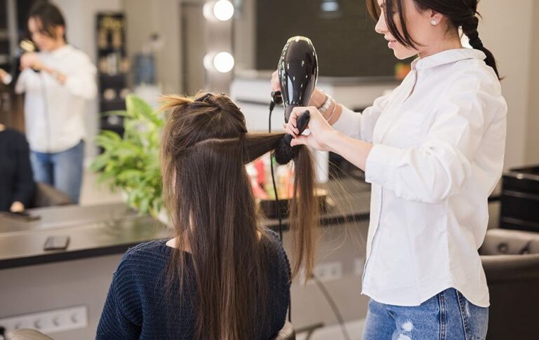 Ventas de restaurantes y peluquerías cayeron 50% en 2020