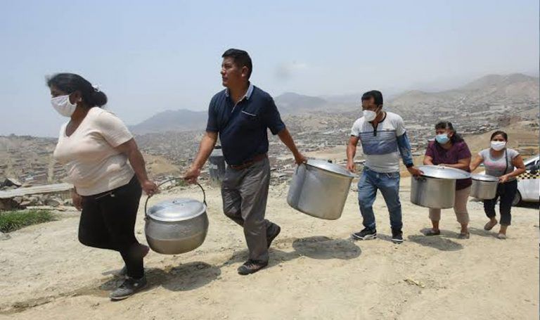 POPULISMO, HAMBRUNA Y OLLAS COMUNES