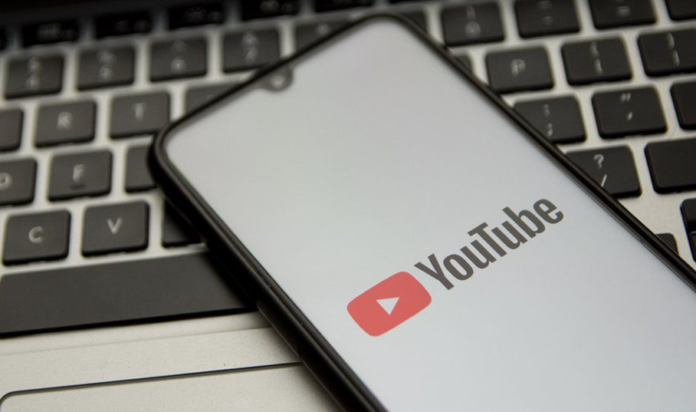 Dos YouTubers latinoamericanos a la par del mayor rating televisivo de EEUU